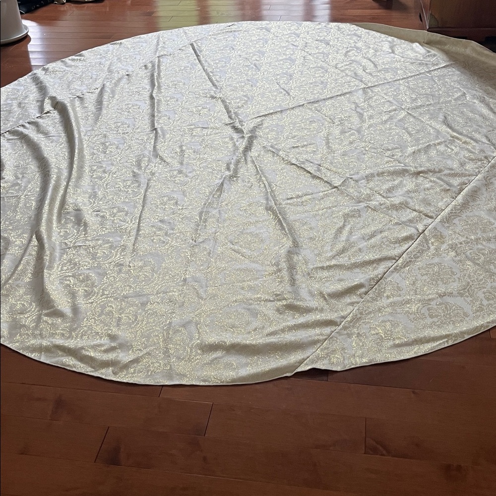 Elegant Gold and Cream Damask Print Tablecloth 90”
